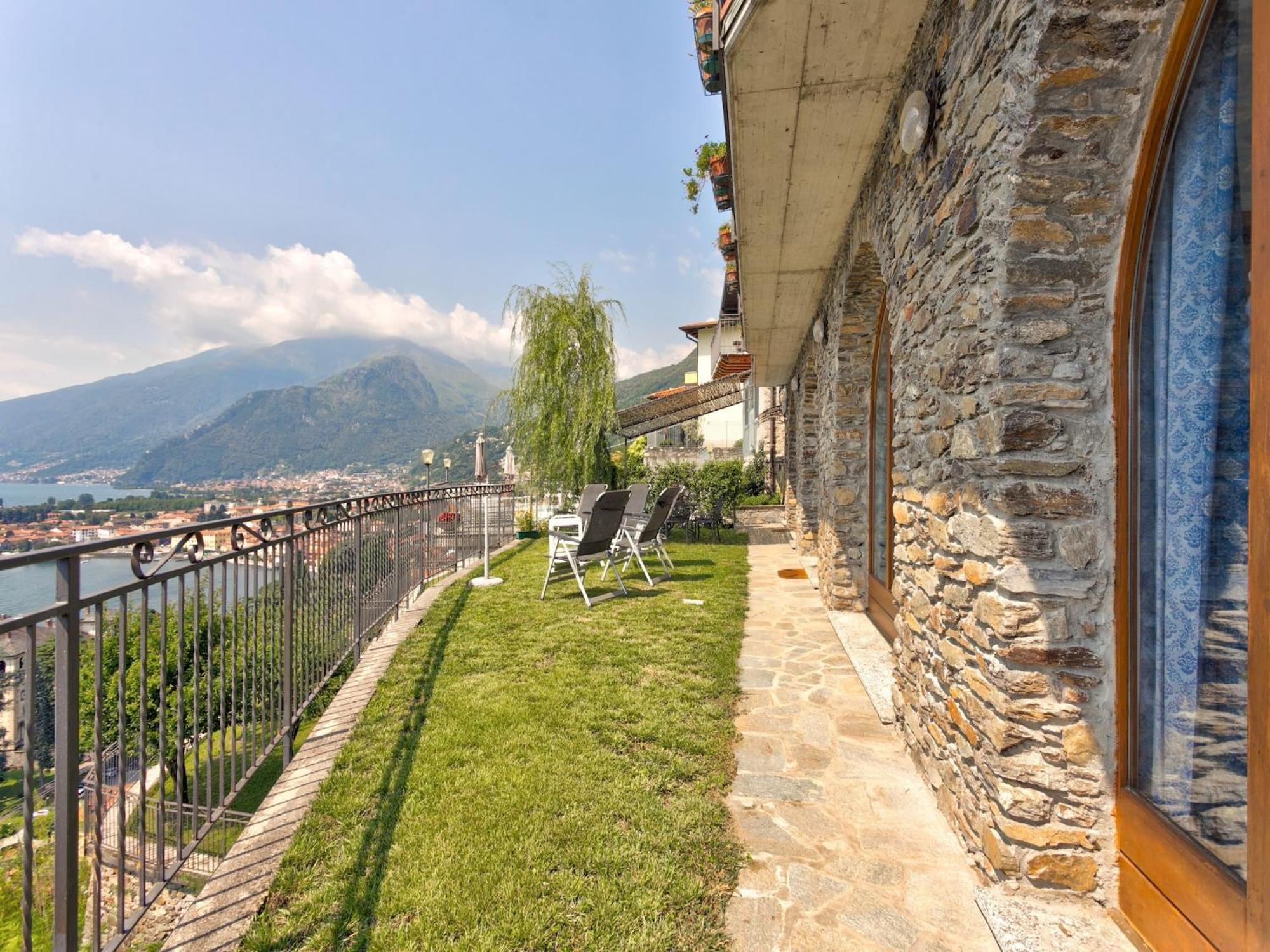 Apartamento Wonderful Flat With Swimming Pool Lift And Garden Gravedona Exterior foto
